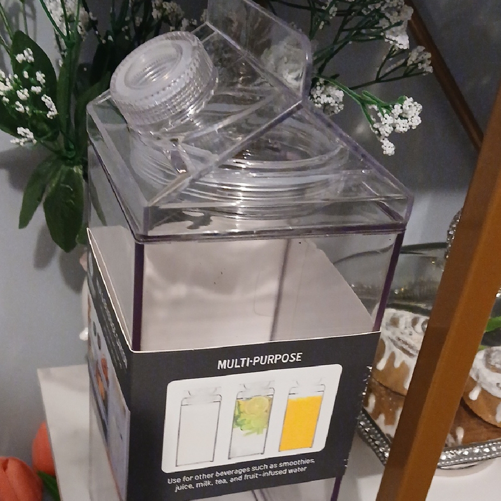 Brand New, Clear Acrylic Milk & Beverage Carton with Lid - Picture 5 of 6